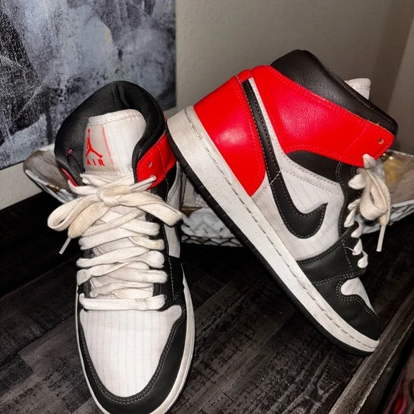 Air Jordan 1 Mid SE Womens Size 7 Newsprint Crimson - Picture 10 of 13